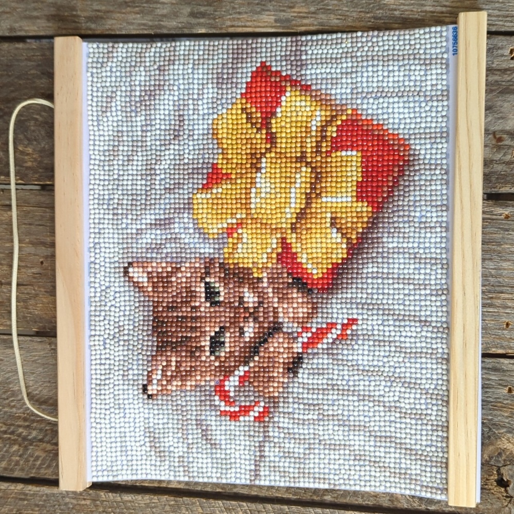 Diamond Art Kitten With Present AND Magnetic Wooden Holder